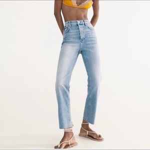 Zara Jeans Size 6 High Waisted Raw Hem Light Wash Cropped